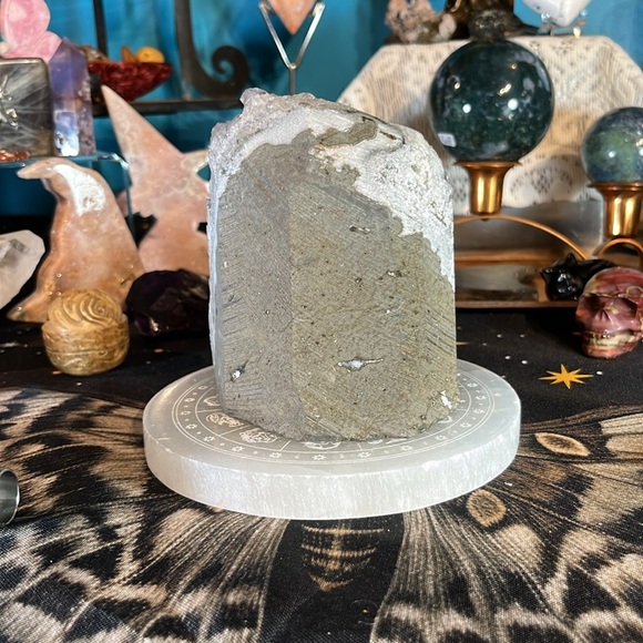 large druzy pale amethyst cut base - Picture 5 of 9